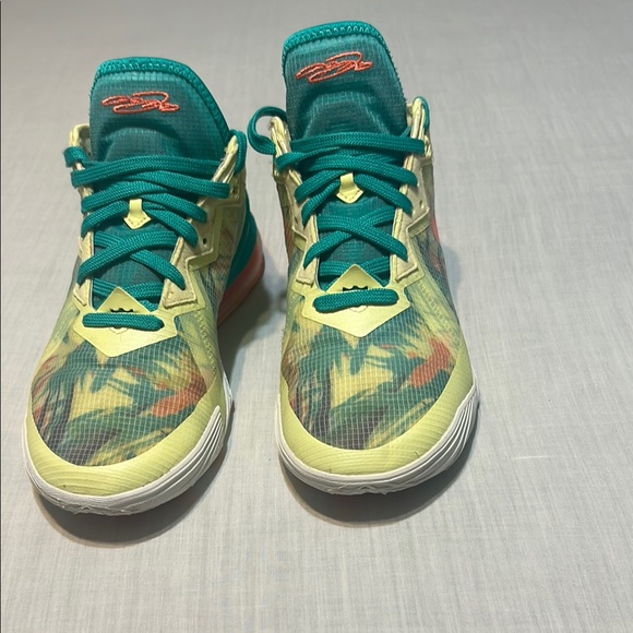 Nike LeBron 18 Low Palmer Green and Orange Athletic Shoes with Modern Design - Picture 3 of 6